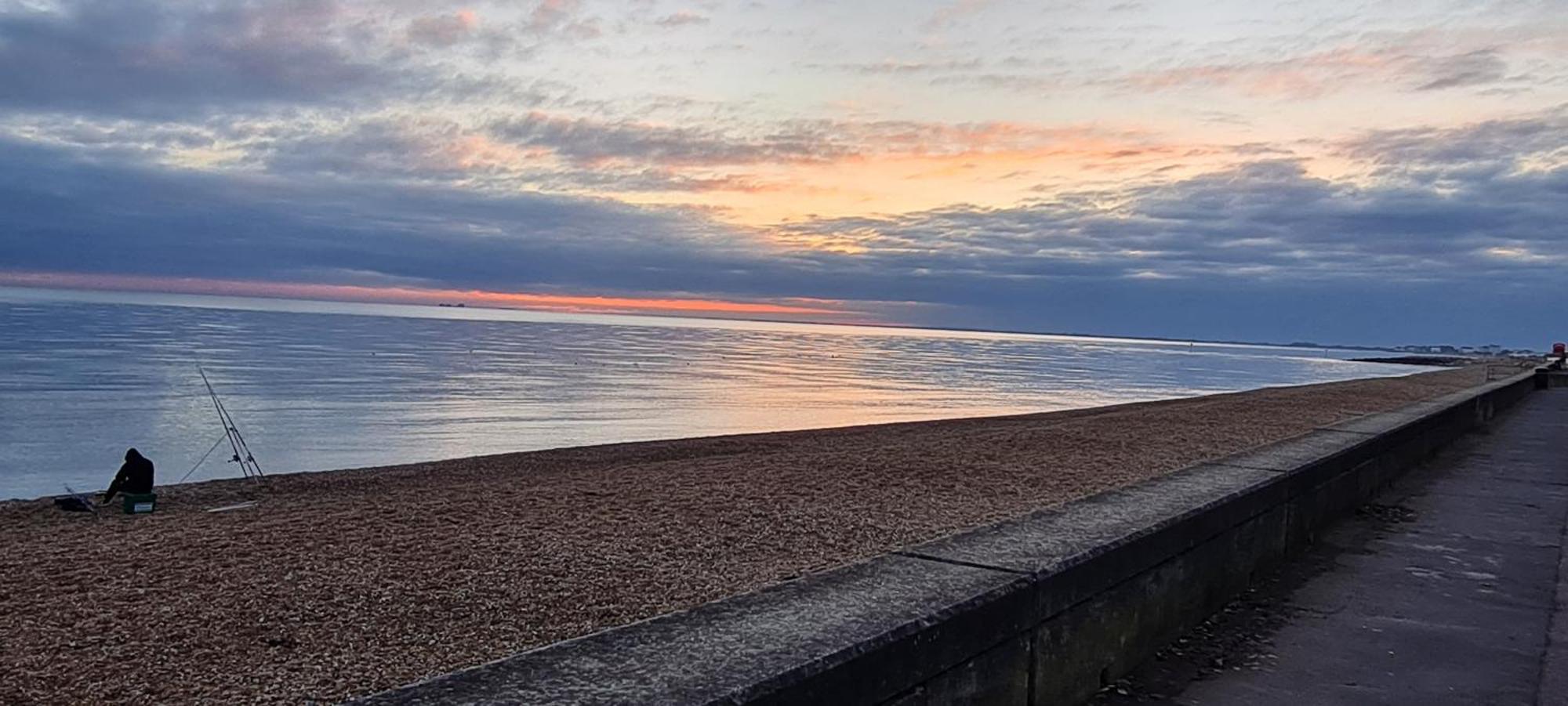 Beach View, 4 Bedroom House Opposite The Sea! Sleeps 10 Sandgate Bagian luar foto