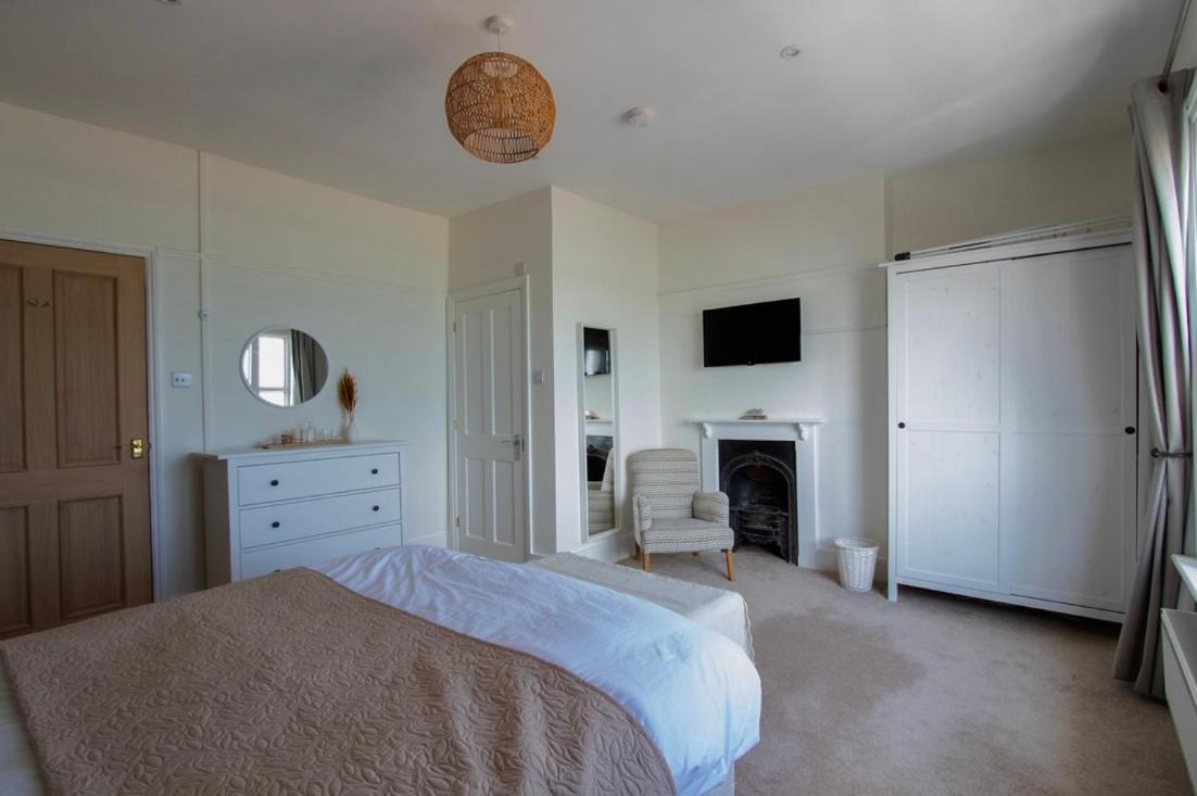 Beach View, 4 Bedroom House Opposite The Sea! Sleeps 10 Sandgate Bagian luar foto