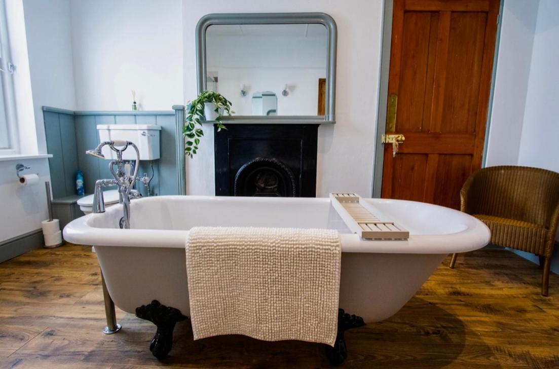 Beach View, 4 Bedroom House Opposite The Sea! Sleeps 10 Sandgate Bagian luar foto