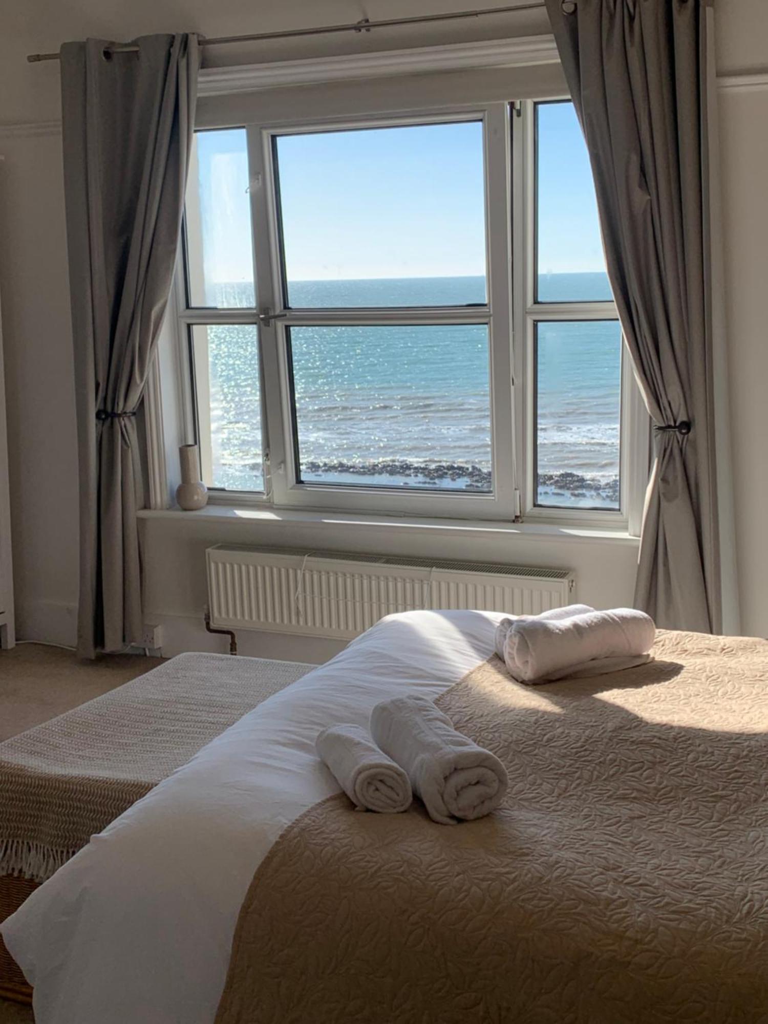 Beach View, 4 Bedroom House Opposite The Sea! Sleeps 10 Sandgate Bagian luar foto